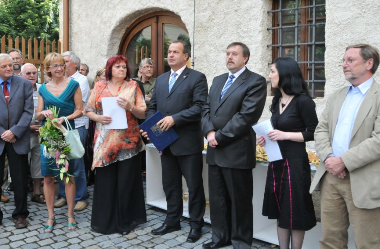 Hejtman zahájil vernisáž výstavy absolventských prací k 14O. výročí Sklářské školy v Novém Boru